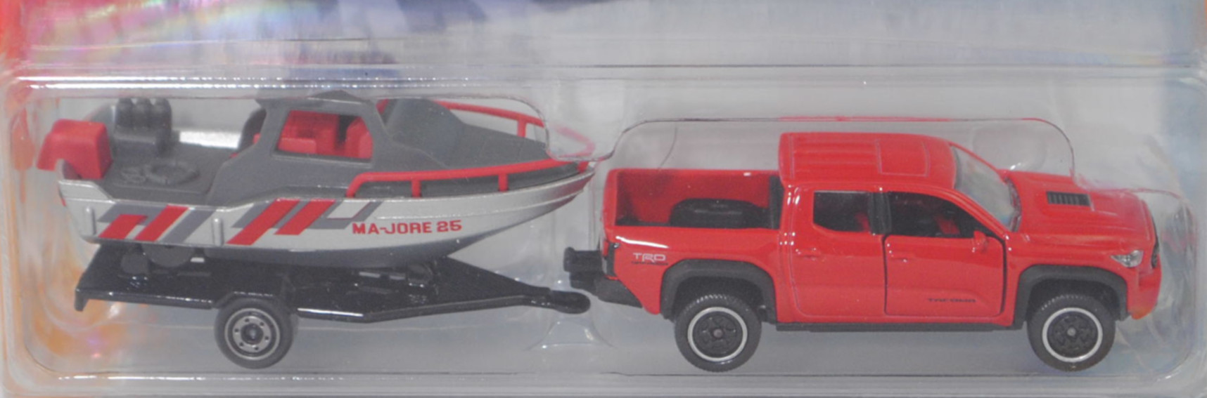 Toyota Tacoma TRD Pro (N400, Modell 2024-) mit Einachsanhänger und Motorboot (Kajütboot), karminrot + schwarz, Boot: grau/weißalu, MA-JORE 25, majorette, Blister (CITY Trailer Set)