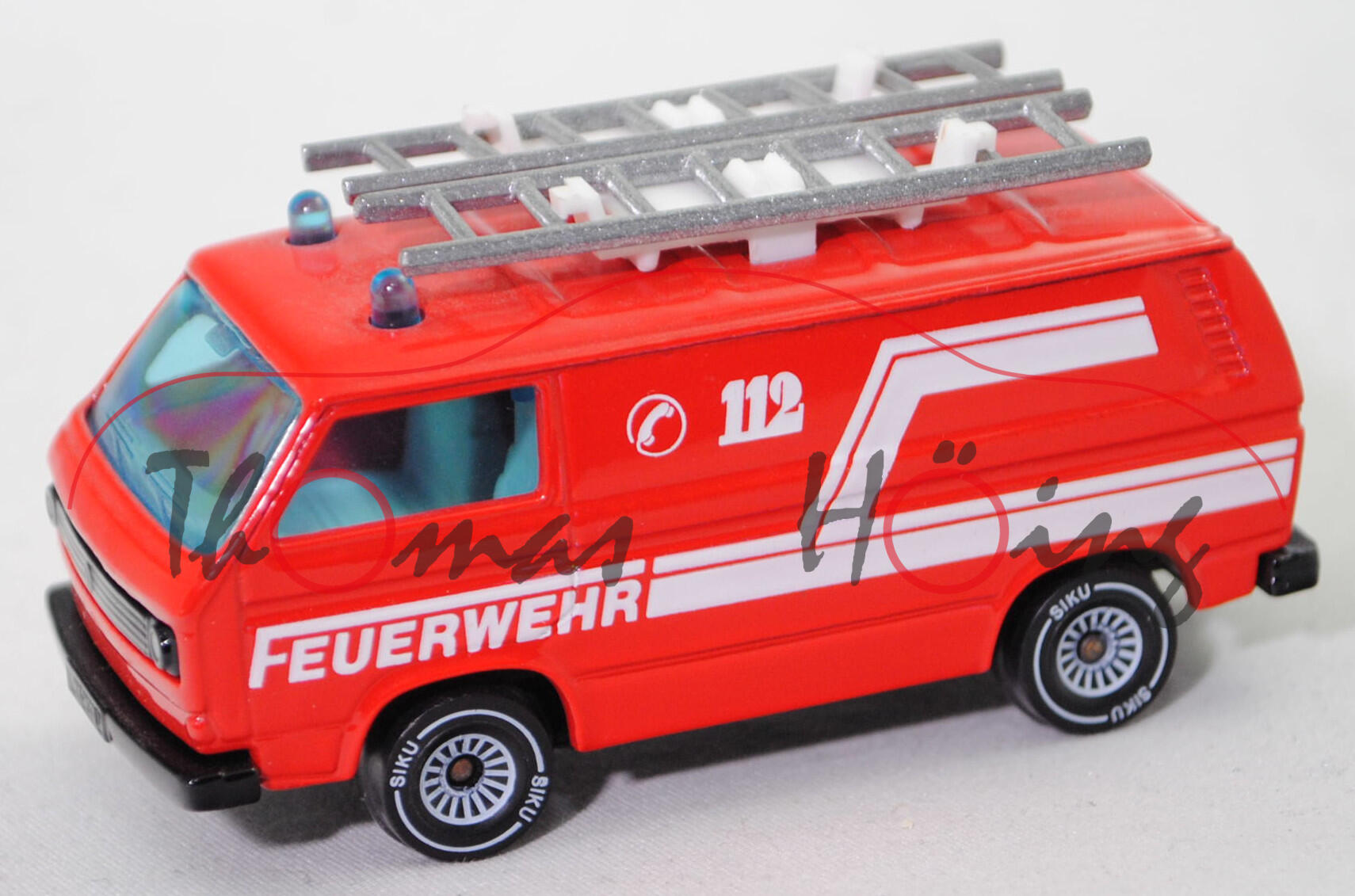 00010 VW Transporter Kastenwagen 2,0 Liter (T3, Mod. 79-82) Feuerwehr-Gerätewagen, rot, C 112 / FEUERWEHR, Chassis schwarz, Hong, B4, SIKU, 1:60