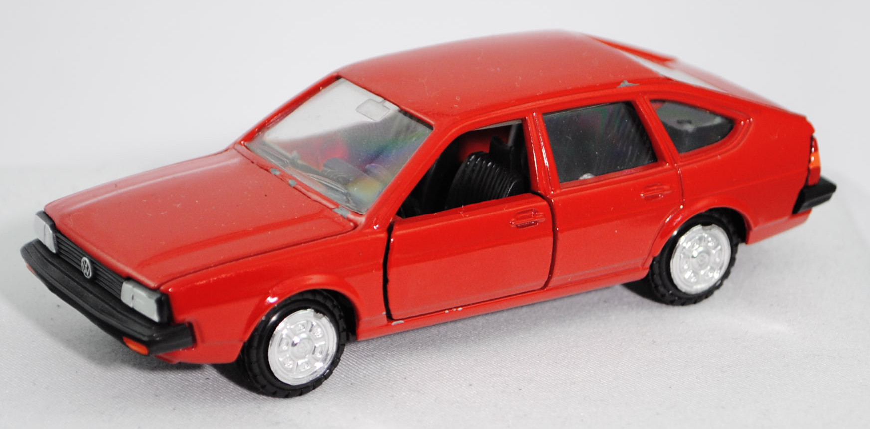 VW Passat Fließheck (B2, Typ 32B, fünftürig, Modell 1980-1985), verkehrsrot, innen schwarz, Lenkrad