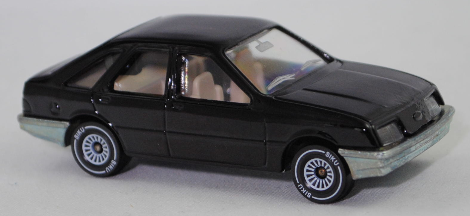 00003 Ford Sierra 2.3 Ghia (1. Generation, Typ Sierra '82 oder Mk1, GBC, Vorfacelift, Modell 1982-1984), schwarz, innen hell-beige, mit CE-Zeichen, SIKU SUPER, 1:55, m