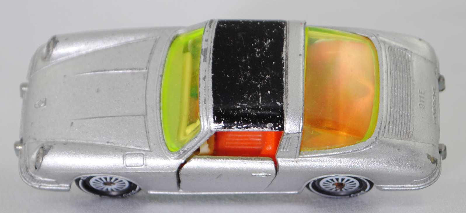 00004 Porsche 911 E Targa (Modell 1968-1969), silbergraumetallic, innen rotorange, Lenkrad cremeweiß, W-Germ, Verglasung gelbgrün, R11, SIKU SUPER, 1:60, m-